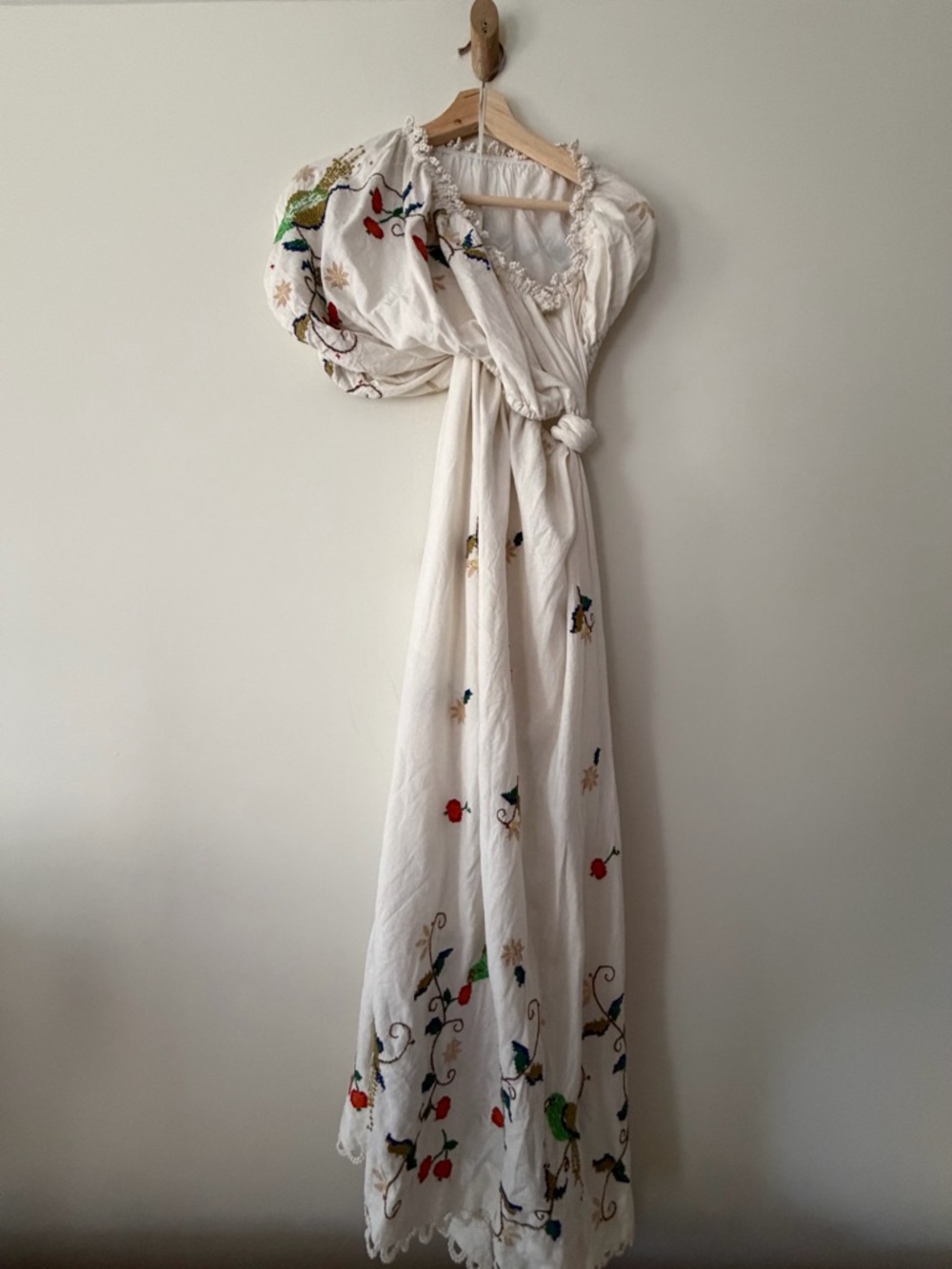 NWOT Farm Rio off shoulder tie waist Embroidered Linen Dress with Floral Accents